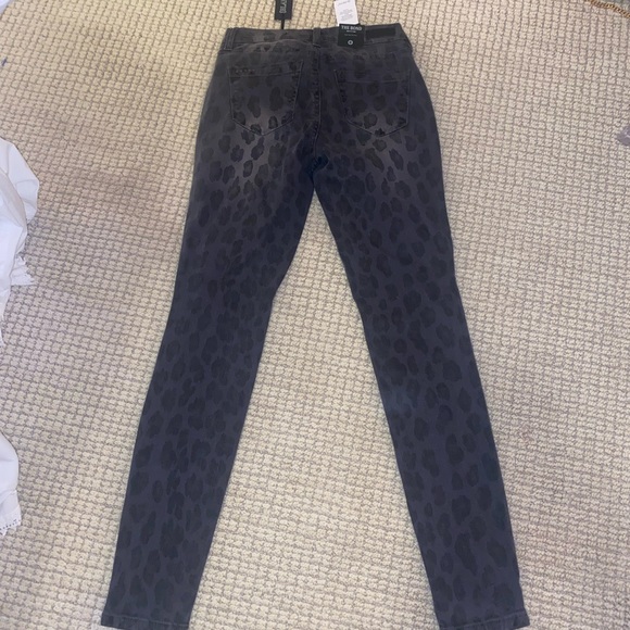 BlankNYC leopard printed jeans- size 24 NWT - Picture 3 of 4